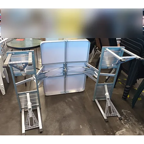 Scaune, mobilier pliabil și mese pentru camping.