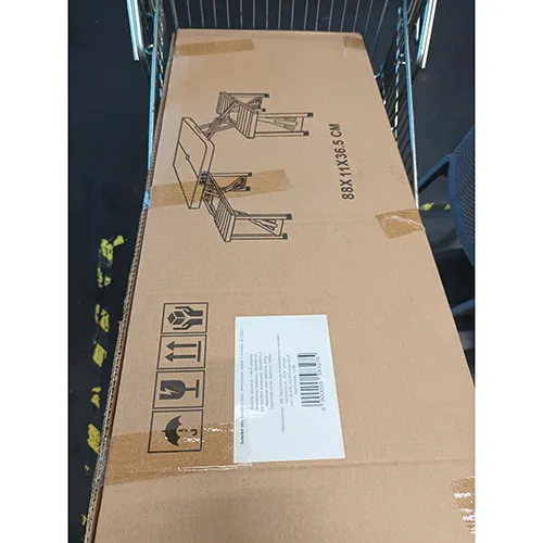 Scaune, mobilier pliabil și mese pentru camping.