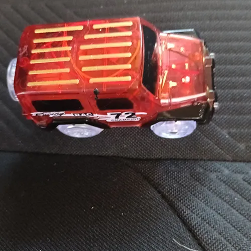 Jucărie din plastic acționată de baterii, sub forma unei mașini prevăzute cu o pistă din plastic, baterii ușoare și baterii AA.