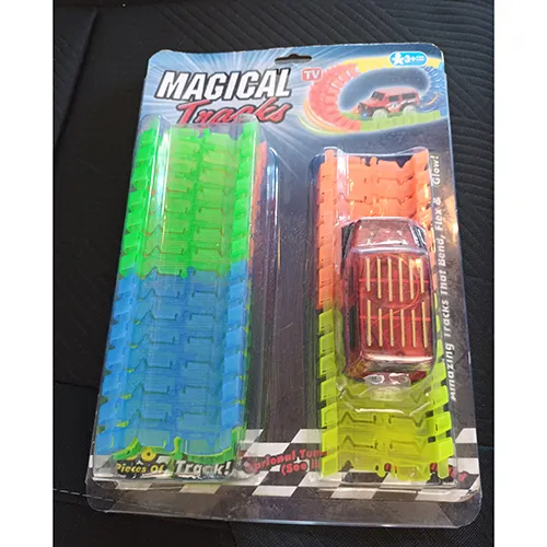 Jucărie din plastic acționată de baterii, sub forma unei mașini prevăzute cu o pistă din plastic, baterii ușoare și baterii AA.