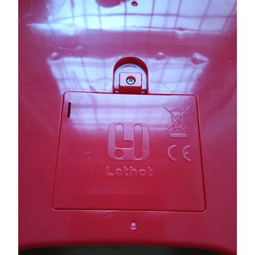 Jucărie muzicală din plastic alimentată de trei baterii AA de 1,5 V.