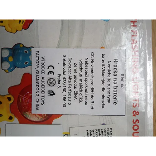 Jucărie muzicală din plastic alimentată de trei baterii AA de 1,5 V.