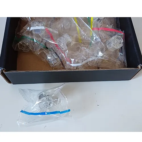 Set de cărămizi din plastic cu lumină LED. Produs vândut online, în special prin intermediul AliExpress.