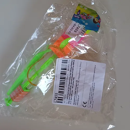 Praștie de jucărie cu lumină LED. Produs vândut online, în special prin intermediul AliExpress.