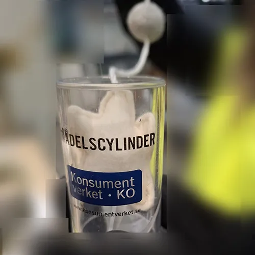 Pat de copil mobil cu jucării moi și un cadru din lemn. Produs vândut online, în special prin intermediul Shein, cu numărul de identificare: sl25011484120052748.