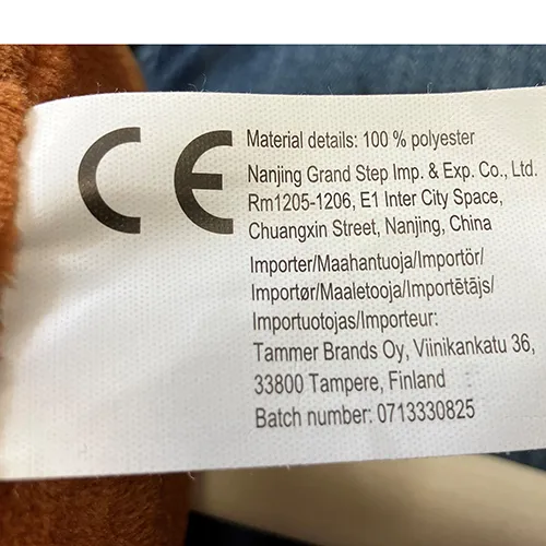 Cai de hobby maro închis și alb și negru cu un băț de lemn. Ambii cai au o coamă neagră și un frâu negru.