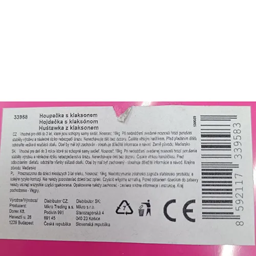 Agățat leagăn de jucărie din plastic. Sistemul de agățare constă dintr-o frânghie care este ancorată în fiecare colț al leagănului și se termină în doi conectori cu capete din plastic. Un corn de plastic este situat în partea centrală din față.