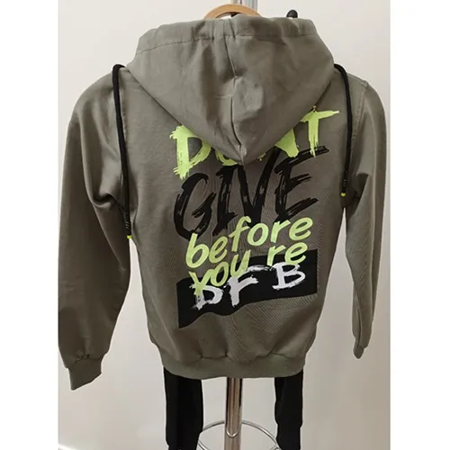 Set de îmbrăcăminte pentru copii, constând dintr-un jerseu din material textil kaki tricotat, cu glugă și șnururi, cu fermoar și pantaloni.