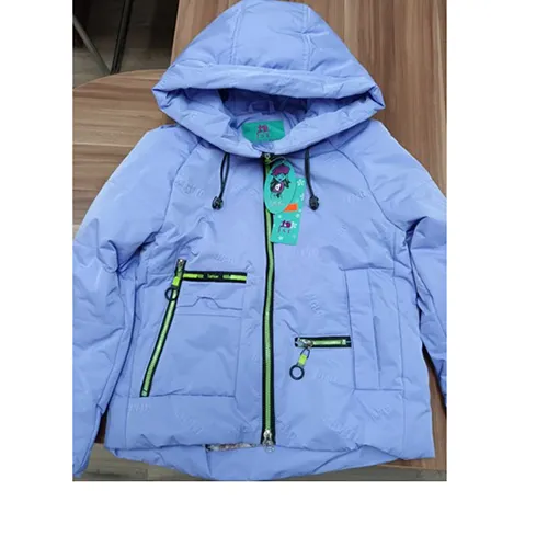 Jachetă pentru copii din material textil de culoare liliac, cu glugă, șnur și fermoar.