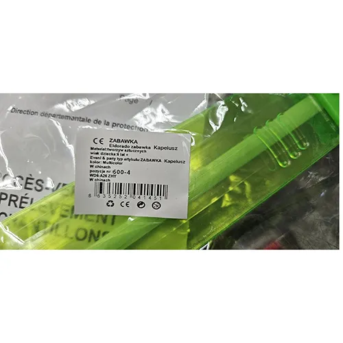 Sabie laser din plastic roz. Sabia se aprinde atunci când comutatorul este apăsat și emite un sunet atunci când este fluturat.