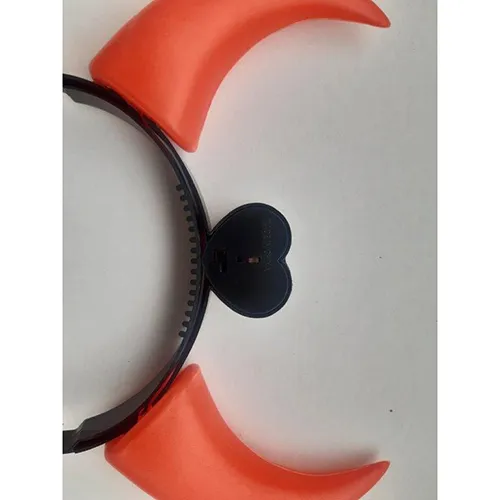 Bandă strălucitoare din plastic de jucărie în formă de coarne diavolești, acționată de baterie. În mijlocul benzii de susținere există un capac în formă de inimă pentru două baterii AG13.