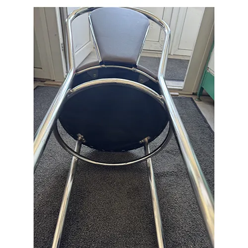 Scaun de uz casnic cu scaun căptușit și spătar.