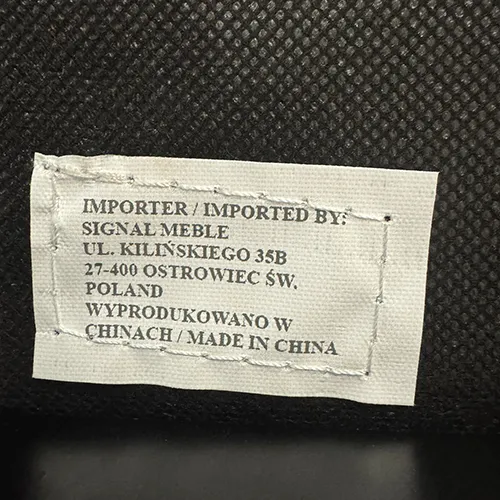 Scaun de uz casnic cu scaun căptușit și spătar.