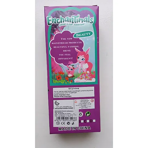 Păpușă din plastic cu ochi vopsiți și buze roșii.