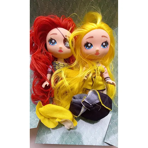 Păpușă din plastic cu ochi vopsiți și buze roșii.