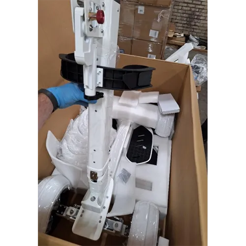 Trotinetă electrică de golf cu patru roți care se pliază pentru depozitare. Produsul include o priză și o sursă de alimentare. Alți identificatori de produs: G20250506099