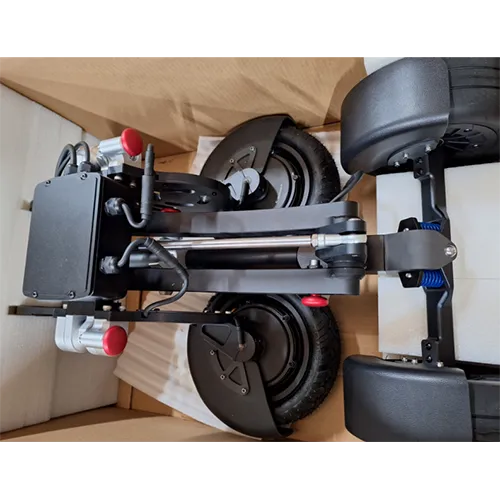 Scuter pliabil electric cu un dop de perete și un încărcător.