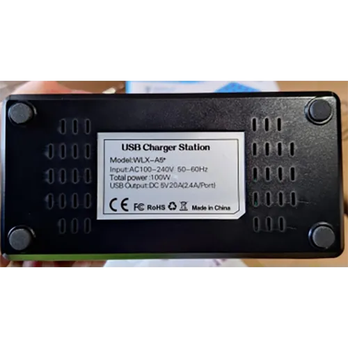 Încărcător USB cu 20 de intrări USB-A, un cablu și un conector de perete. Produs vândut online, în special prin intermediul Amazon (ASIN: X0028JW953).