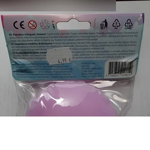 Jucărie antistres, lungă de 10 cm, confecționată din produse de cofetărie din plastic moale violet-roz (tartlet cu fructe de pădure) cu stropi de plastic multicolori, bile colorate/perlate de diferite dimensiuni, cu bomboane din plastic (2 cm) și o floare (1,5 cm).