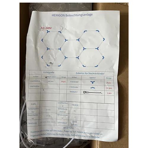 Plafonieră cu LED-uri care urmează să fie asamblate din elemente individuale, inclusiv 28 de tuburi. Produs vândut online, în special prin eBay (număr articol 167546847988)