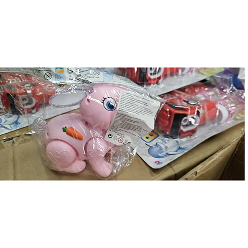 Jucărie de iepure din plastic roz, cu un comutator. Jucăria se mișcă înainte, se aprinde și produce muzică atunci când este pornită.