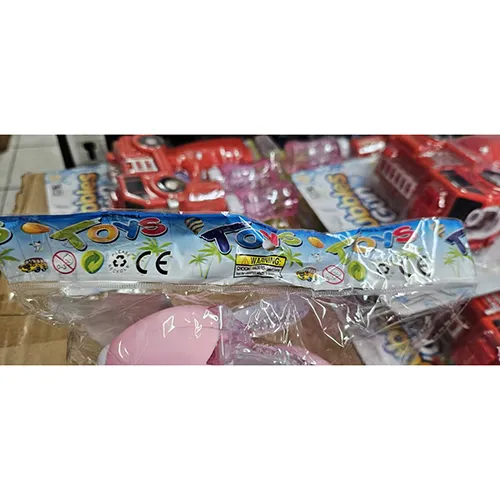 Jucărie de iepure din plastic roz, cu un comutator. Jucăria se mișcă înainte, se aprinde și produce muzică atunci când este pornită.