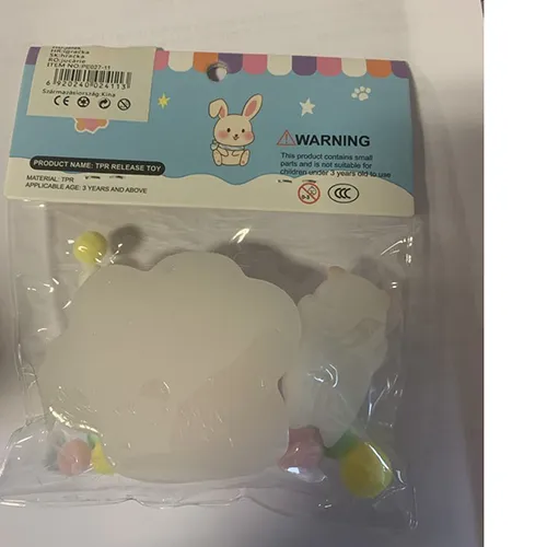 Set de reducere a stresului, care constă în: jucării în formă de pisică și labă, realizate din material elastic și moale pentru frământare în mâini, care revine la forma sa originală atunci când este stoarsă, și bile de diferite culori.