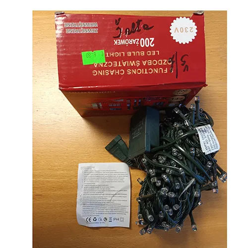 Lanț de iluminat format din fire verzi, 200 de becuri LED albe și un panou de control din plastic verde pentru setarea a 8 funcții diferite de lumină.