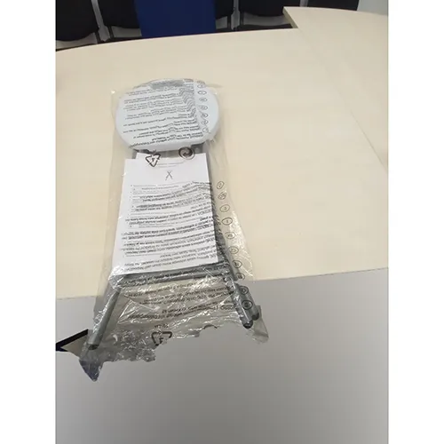 Scaun pliabil din plastic. Dimensiunile scaunului sunt de 300x270x29 mm. Cadrul scaunului este format din benzi metalice de 90x16x2.0 mm.