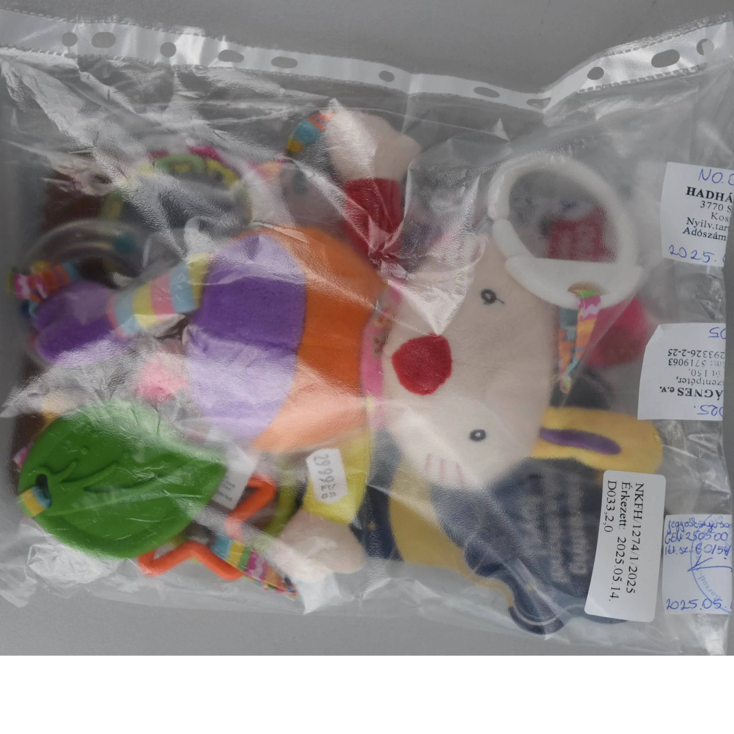 Zornăitoare de jucărie, destinată copiilor, sub forma unui iepuraș moale colorat, cu accesorii zornăitoare atașate la membrele sale.