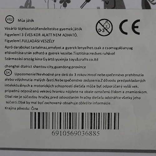 Zornăitoare de jucărie, destinată copiilor, sub forma unui iepuraș moale colorat, cu accesorii zornăitoare atașate la membrele sale.