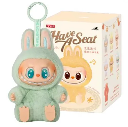 Jucărie moale în formă de monstru Labubu cu un inel metalic. Face parte din colecția 