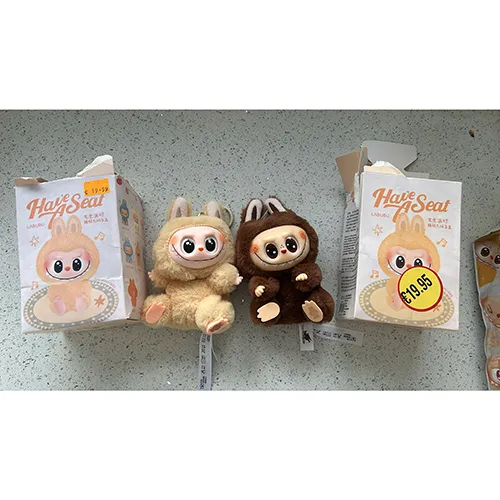 Jucărie moale în formă de monstru Labubu cu un inel metalic. Face parte din colecția 