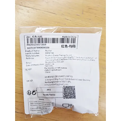 Suzetă roșie &icirc;n formă de buze. Produs v&acirc;ndut online, &icirc;n special prin intermediul Shein.