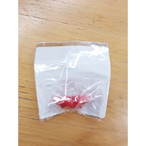 Suzetă roșie &icirc;n formă de buze. Produs v&acirc;ndut online, &icirc;n special prin intermediul Shein.