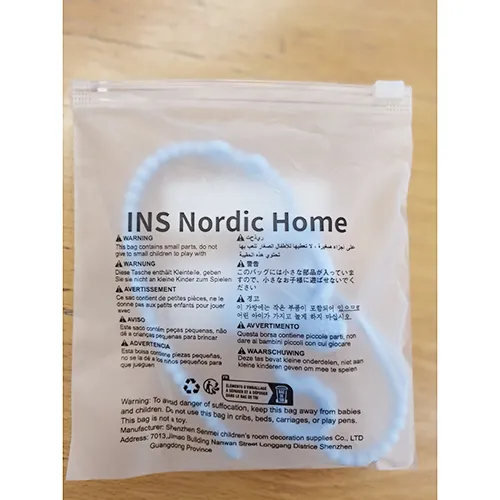 Suport pentru suzetă albastră, fabricat din material siliconic. Produs vândut online, în special prin intermediul Shein (identificator unic: sa2409116296789668).