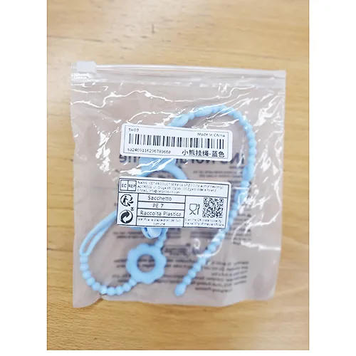 Suport pentru suzetă albastră, fabricat din material siliconic. Produs vândut online, în special prin intermediul Shein (identificator unic: sa2409116296789668).