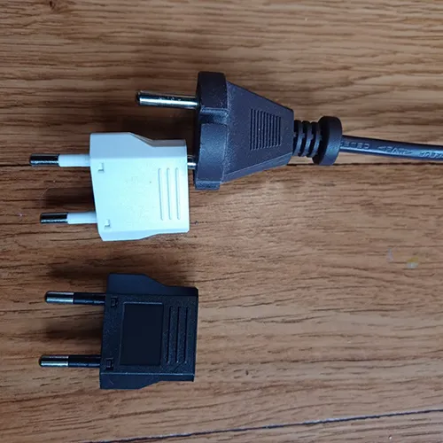 Adaptor de călătorie în negru sau alb cu mufă EURO clasa II și priză pentru clasa SUA II tip A și mufă schuko.