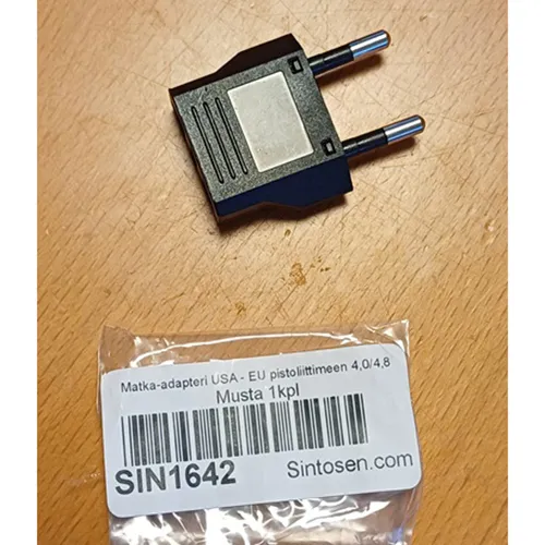 Adaptor de călătorie în negru sau alb cu mufă EURO clasa II și priză pentru clasa SUA II tip A și mufă schuko.