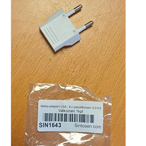 Adaptor de călătorie în negru sau alb cu mufă EURO clasa II și priză pentru clasa SUA II tip A și mufă schuko.