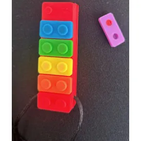 Jucărie de dentiție din plastic moale colorat, destinată bebelușilor. Produs vândut online, în special prin intermediul Allegro.pl.