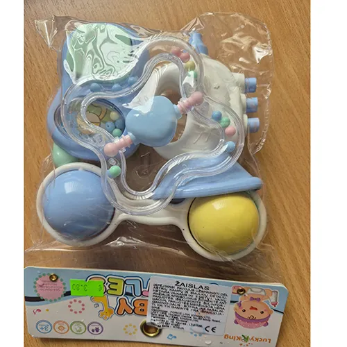 Set de patru zornăitoare colorate din plastic rigid, umplute în mai multe forme, cu bile zornăitoare.