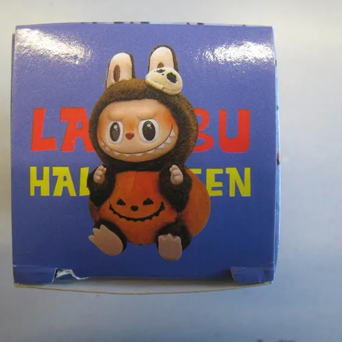 Jucărie moale, din plastic și pâslă, în formă de păpușă Labubu. Jucăria include o curea. Data producției: iunie 2025.