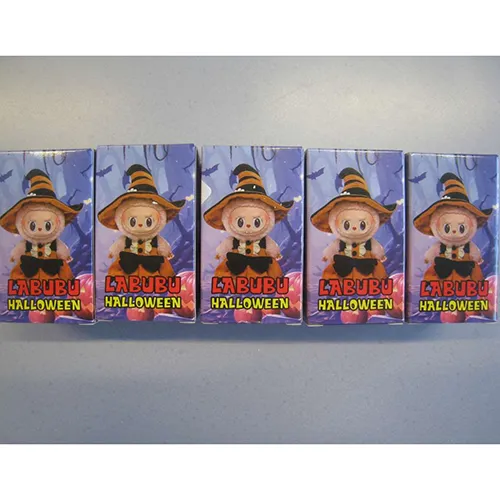 Jucărie moale, din plastic și pâslă, în formă de păpușă Labubu. Jucăria include o curea. Data producției: iunie 2025.