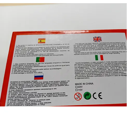 Lanț de iluminat cu 100 de lumini LED multicolore.