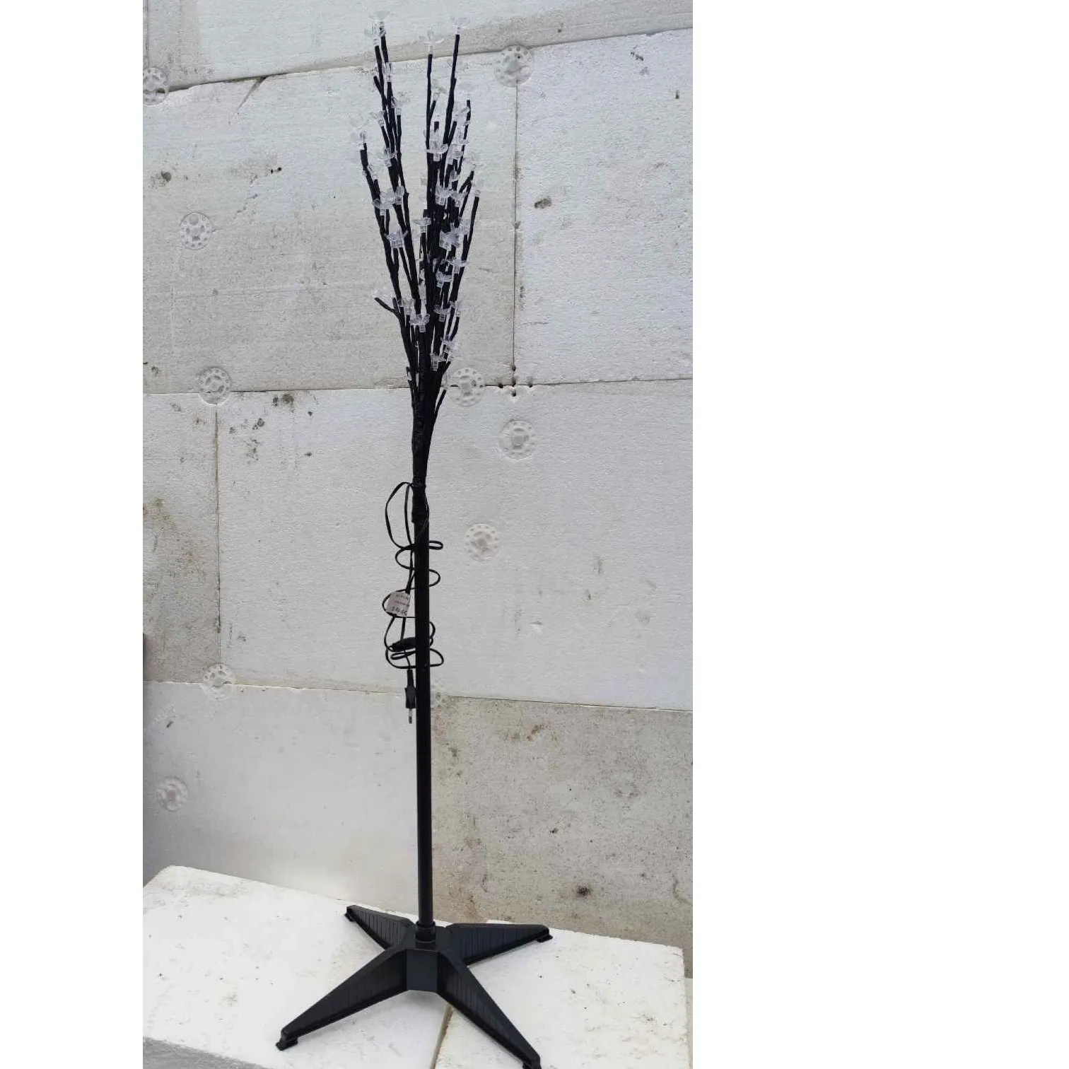 Lanț de iluminat galben cu lumini LED în formă de copac.