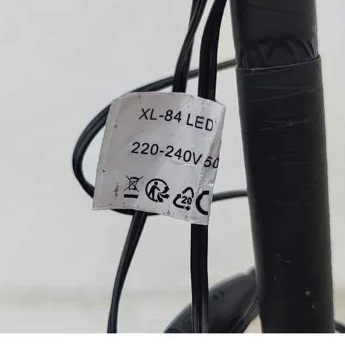 Lanț de iluminat galben cu lumini LED în formă de copac.