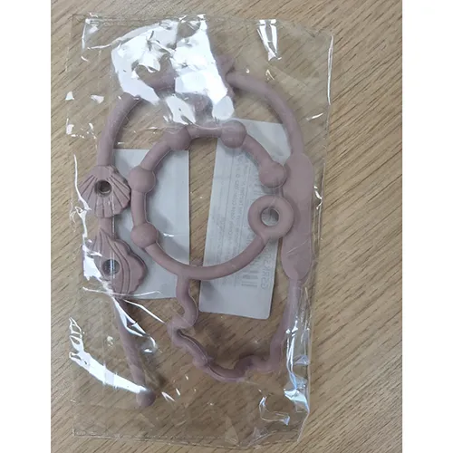 Suport suzeta roz, din silicon. Produs vândut online, în special prin intermediul AliExpress (identificator unic: 1005006996585071).