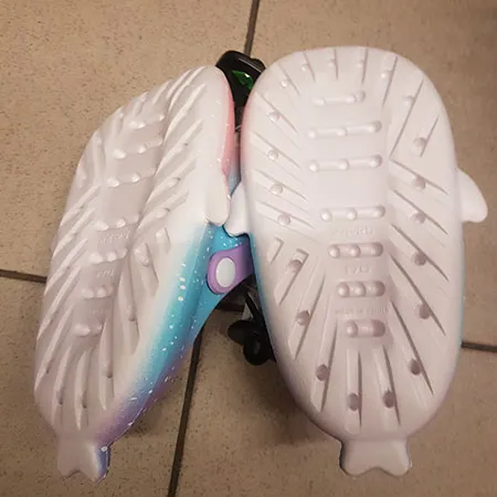 Papuci din cauciuc pentru copii cu un motiv de rechin în roz și albastru, cu o talpă albă, echipată cu curele de toc violet, mărimea 24-25.