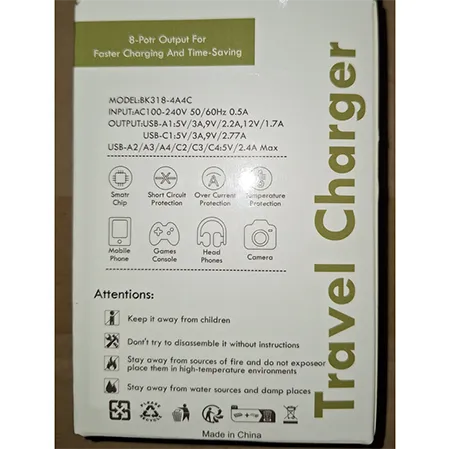 Adaptor de încărcare galben, negru și alb cu 8 ieșiri USB (4 USB și 4 USB-C).